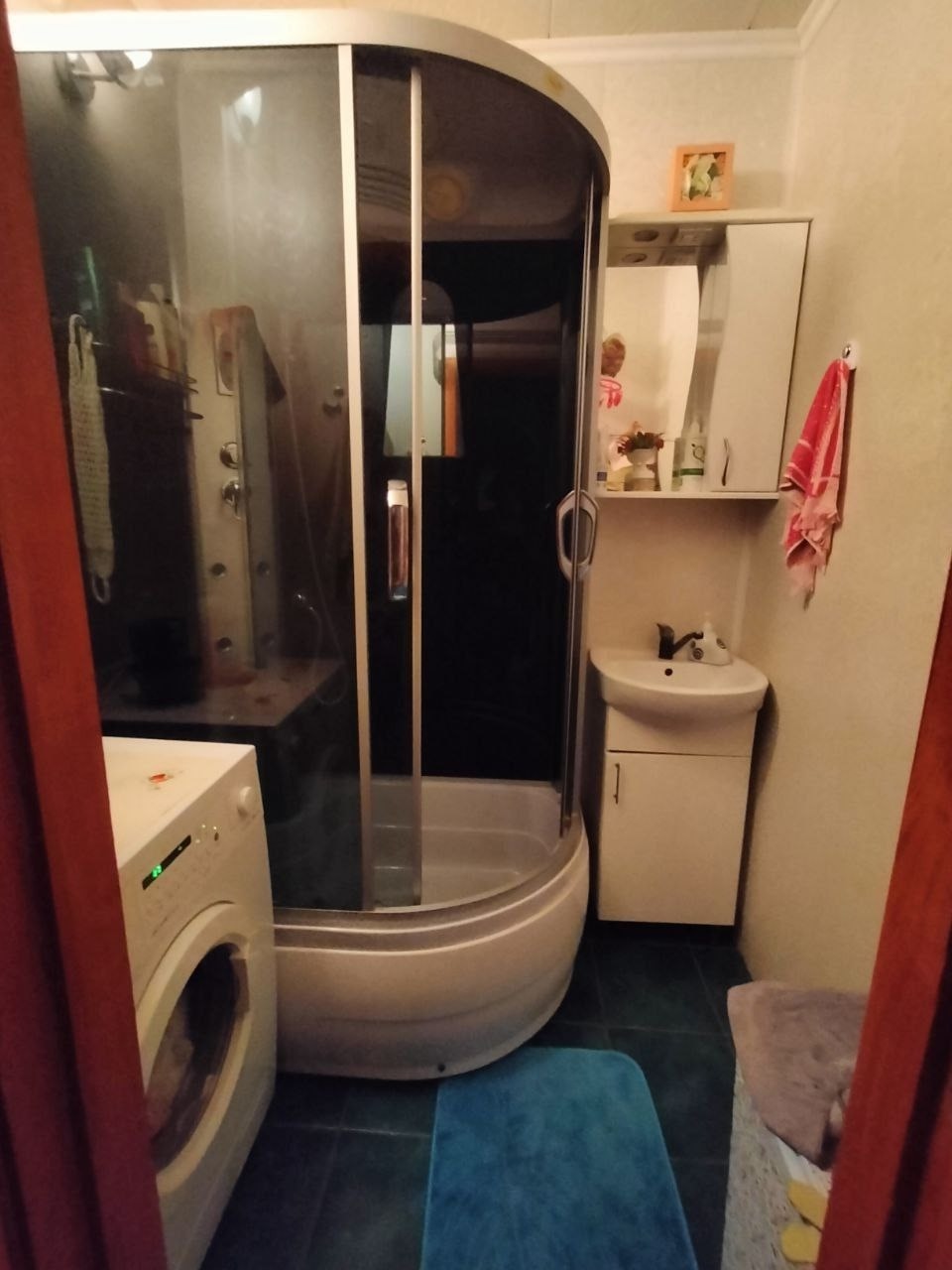 Продам 2 комнатную квартиру кв. Заречный дом 16 улучшенной планировки 1/9 комнаты изолированные, с/ у раздельный. Общая площадь 55 квадрата, окна м/п, балкон застеклён м / п. Квартира теплая. Отличное месторасположение всё в шаговой доступности ( супермаркет, школа 57, садик 41) цена 6 500 000 р. Торг с реаль...