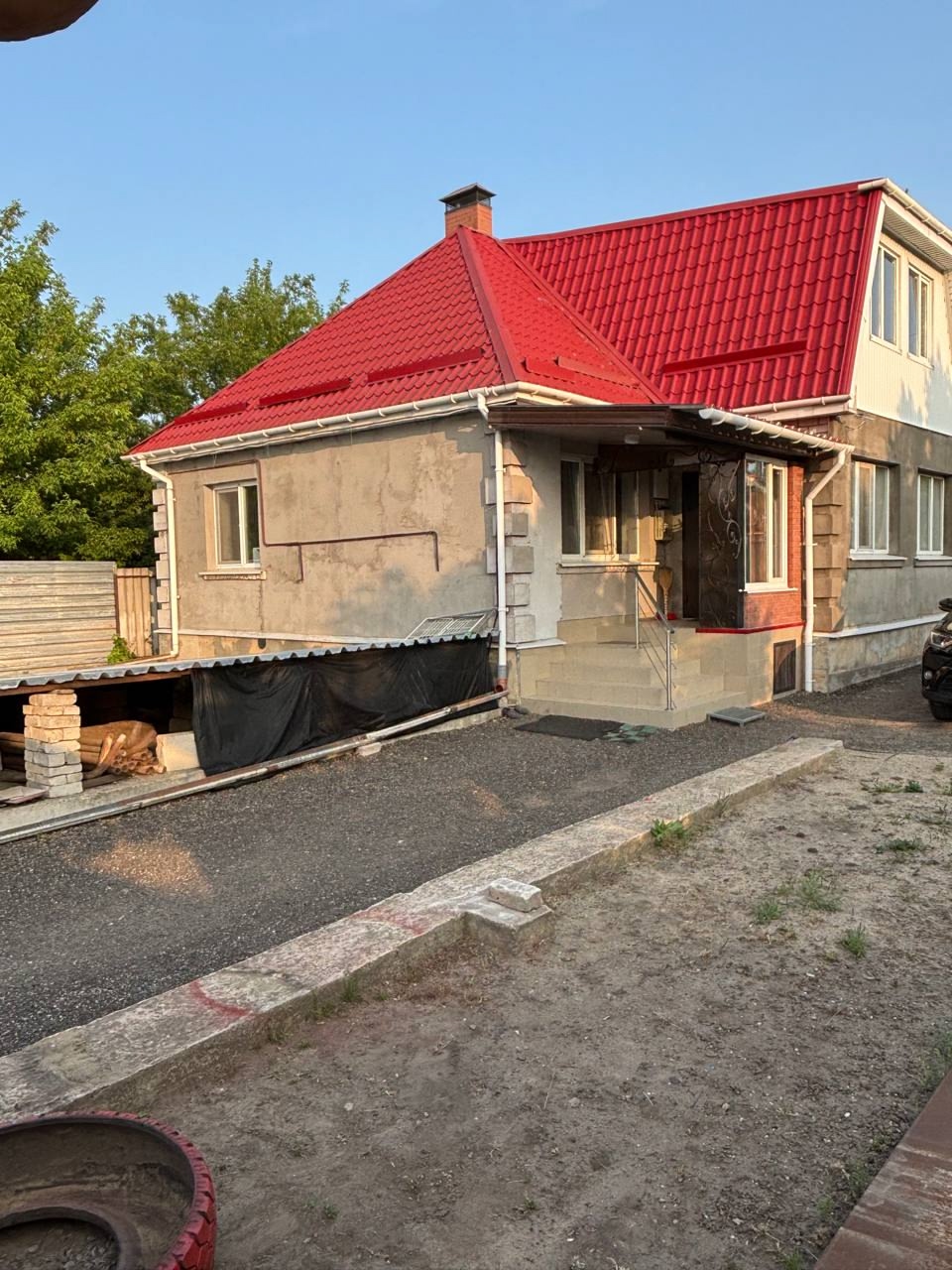 ДОМ общ. пл. 89,8 кв. м р-н моста МРЭО, ул. Центральная 1994 года постройки, добротный, теплый, с капитальным ремонтом. Четыре комнаты, 3 изолированные, веранда, просторная прихожая, с/у в кафеле с душевой кабиной. Все коммуникации, своя скважина. Отопление 2-контурный итальянский котел. Окна м/пл, внутренняя...