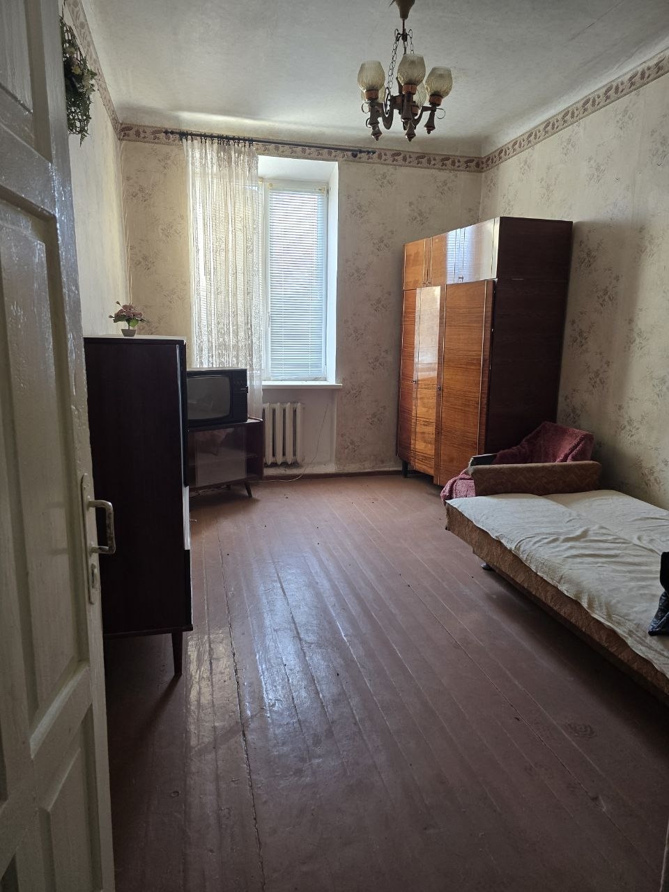 Продается 2х комнатная квартира в Алчевске, на ул. Кирова. Р-он ДК Химиков.Сталинка. 4/4 этаж. 54 кв.м.Окна м/п. 2 кладовки. Ниша для гардеробной. 2 000 000.Торг. +79591419736 +79595072709