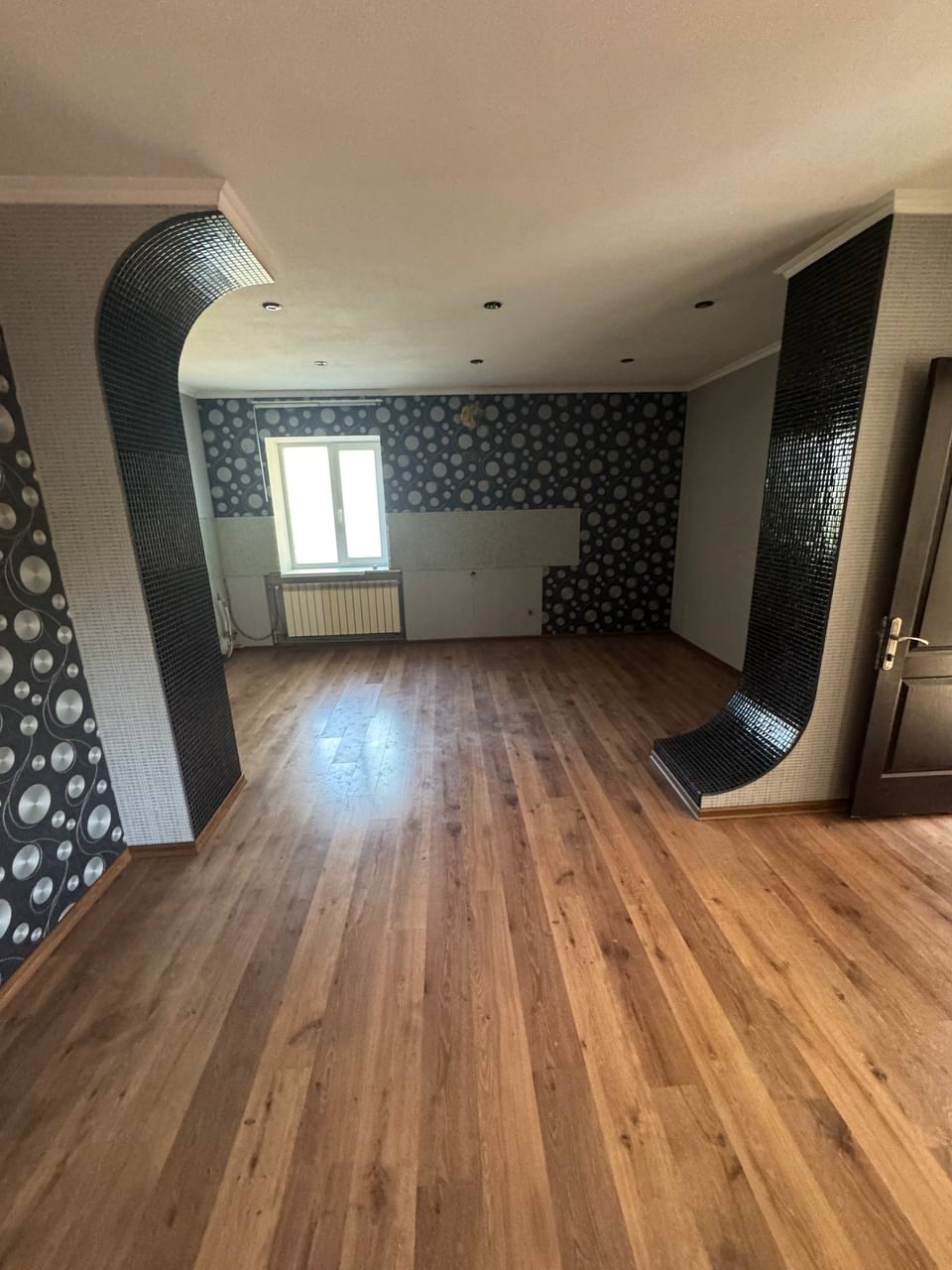 Продам дом в Станице Луганской (с. Макарово) площадью 90 кв.м., дом новой постройки с качественным ремонтом, м/п окна, с/у, сплит система, 4 жилые комнаты, крыша метал. черепица, снаружи утеплен. Земельный участок 10 соток (приват), на территории участка расположены: навес, хоз. постройки, скважина. Очень удо...