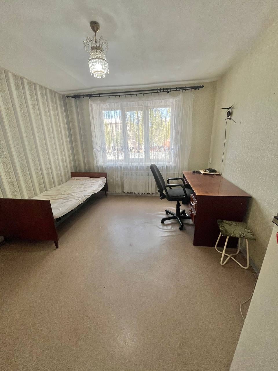 Продам 1-кк Малосемейную , на кВ Жукова , 2 этаж 5 этажного дома . Общая площадь 18,6 м2. В квартире м/п окна , поменянное отопление, санузел совмещен выложен кафелем, есть гардеробная, кладовая. Состояние жилое, заходи и живи. Отличное месторасположение. Рядом через дорогу Маш. Институт, остановка транспорта...