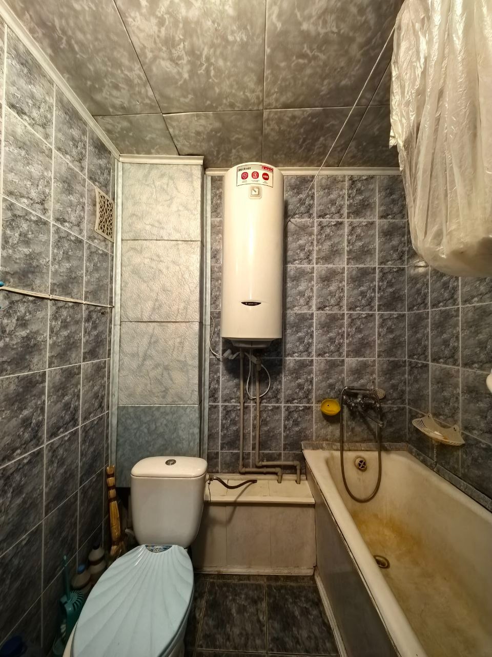 2-комнатная квартира кв. Героев Сталинграда Цена: 5 300 000 руб. Город: Луганск Район: Артемовский Количество комнат: 2 кв. Героев Сталинграда 8/12 эт, кирпичного дома, общ. пл. 45,6 кв.м, кухня 7,4 кв.м. Жилое состояние, окна м/п, лоджия 5,4 кв.м., с/у совмещен, бойлер, мебель, стиралка. Отличное расположени...