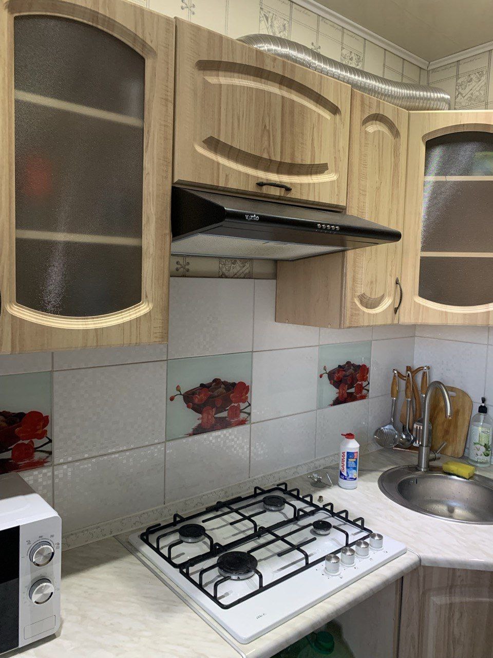 Продам 1квартиру в Жовтневом районе. Ул.Комбайная Район Маш.университета Дом кирпичный 5эт 9эт.дома. Площадь 31 ,5м2 Ремонт Мебель Техника. Новые коммуникации. Балкон остеклён. Отличные инвестиции ,пассивных доход сдача в аренду. к сделке. Прописаных нет. Долгов по ЖКХ нет 4млн 300тыс 7959 1660026 7959 029 80...