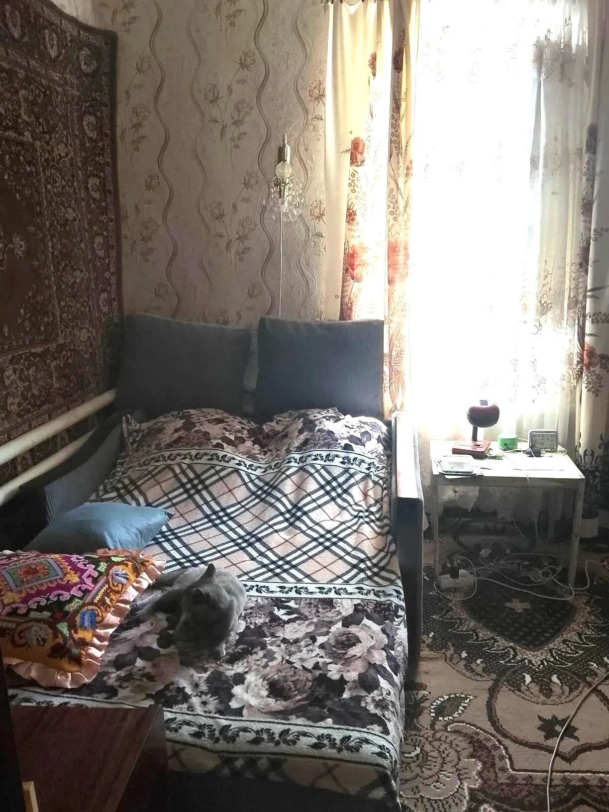 Продается отличный дом для комфортного проживания в г.Краснодон ,ул.Дачная(недалеко от магазина «Маричка»),общая площадь 102 м2 Светлый,теплый,жилые 4 комнаты,большая кухня,ванная с с/у в доме,газ,газовое отопление,вода в доме. На территории двора две хозяйственные постройки,летняя кухня,гараж со смотровой ям...