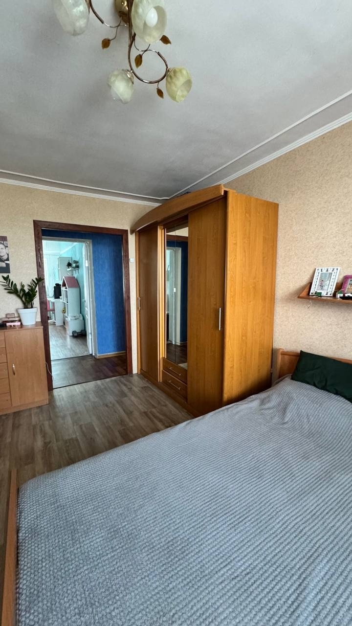 Продам 2 х комнатную квартиру квартал Ватутина , 5/5 этаж кирпичного дома, не угловая. Крыша перекрыта, трубы и стояки новые. Отличное состояние, окна м/п, новая проводка, бойлер, сплит система, с/у совмещен. , прописанных нет Цена 4700000 рублей + 79591756213, + 79592010745...