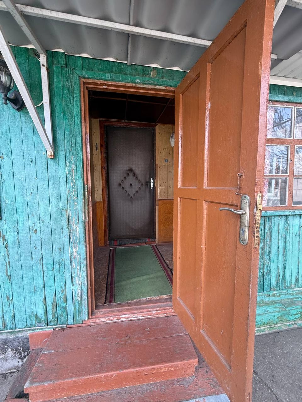 Продам Станица -Луганская, Кондрашова 1/2 часть дома.Участок 12 соток отдельный вход и заезд для автомобиля. Дом 50 кв.м., из трех комнат две изолированные кухня проходная газ форсунка,окна м/п, h 2.6 м, крыша металла черепица. Вода скважина во дворе, гараж со смотровой ямой, летняя кухня. Цена 1 300 000₽. +7...